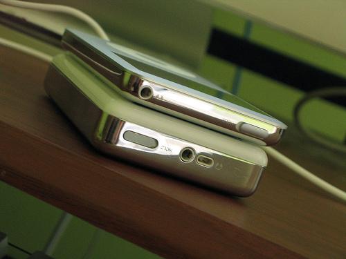 iPod classic thickness compared to an old 40GB iPod